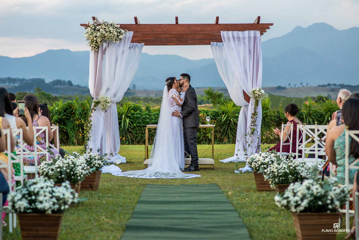 Noivos se beijando na Cerimônia em Casamento na Hípica Cachoeira Paulista-SP