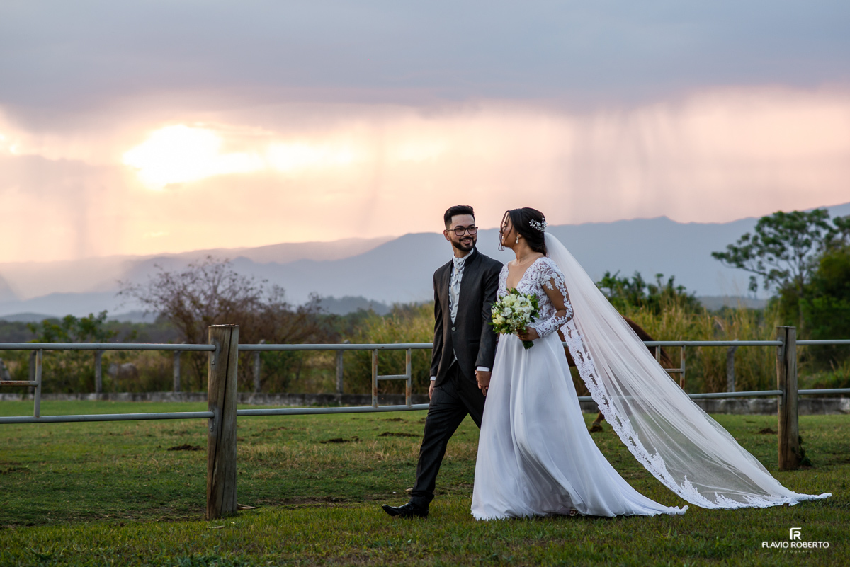 Casal caminhando durante pôr do sol em Casamento na Hípica Cachoeira Paulista-SP