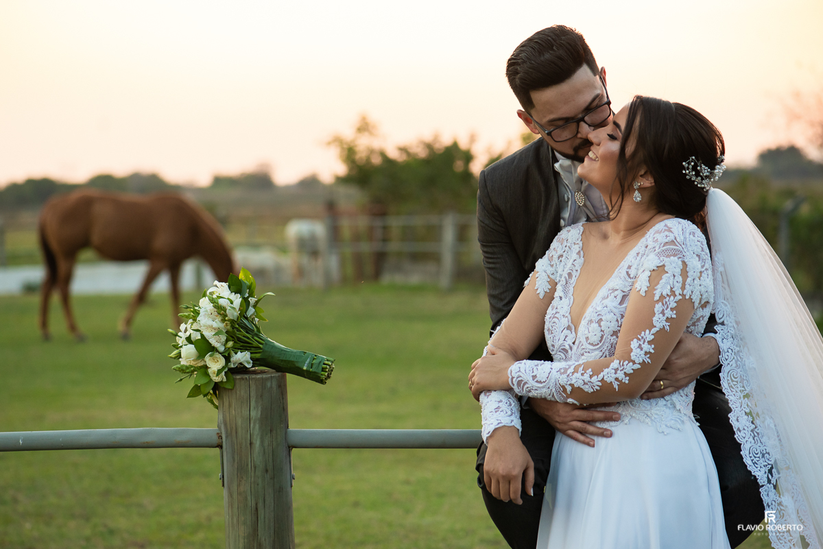 Casal abraçado durante pôr do sol em Casamento na Hípica Cachoeira Paulista-SP