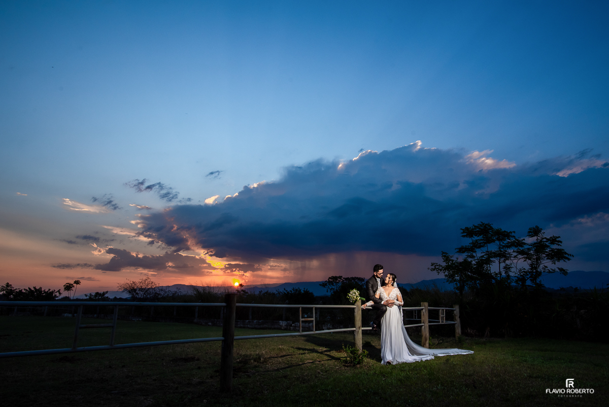 Casal abraçado durante pôr do sol em Casamento na Hípica Cachoeira Paulista-SP