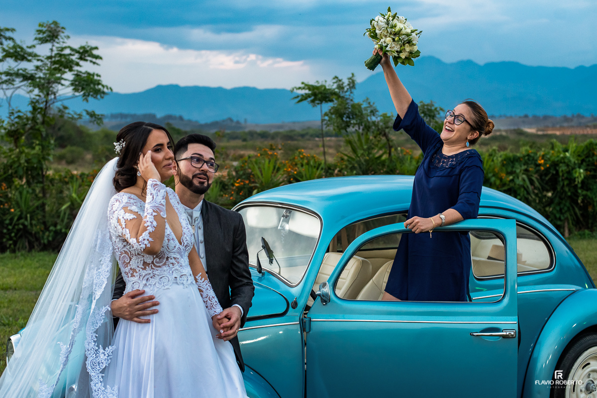 Casal abraçado no Fusca durante pôr do sol em Casamento na Hípica Cachoeira Paulista-SP