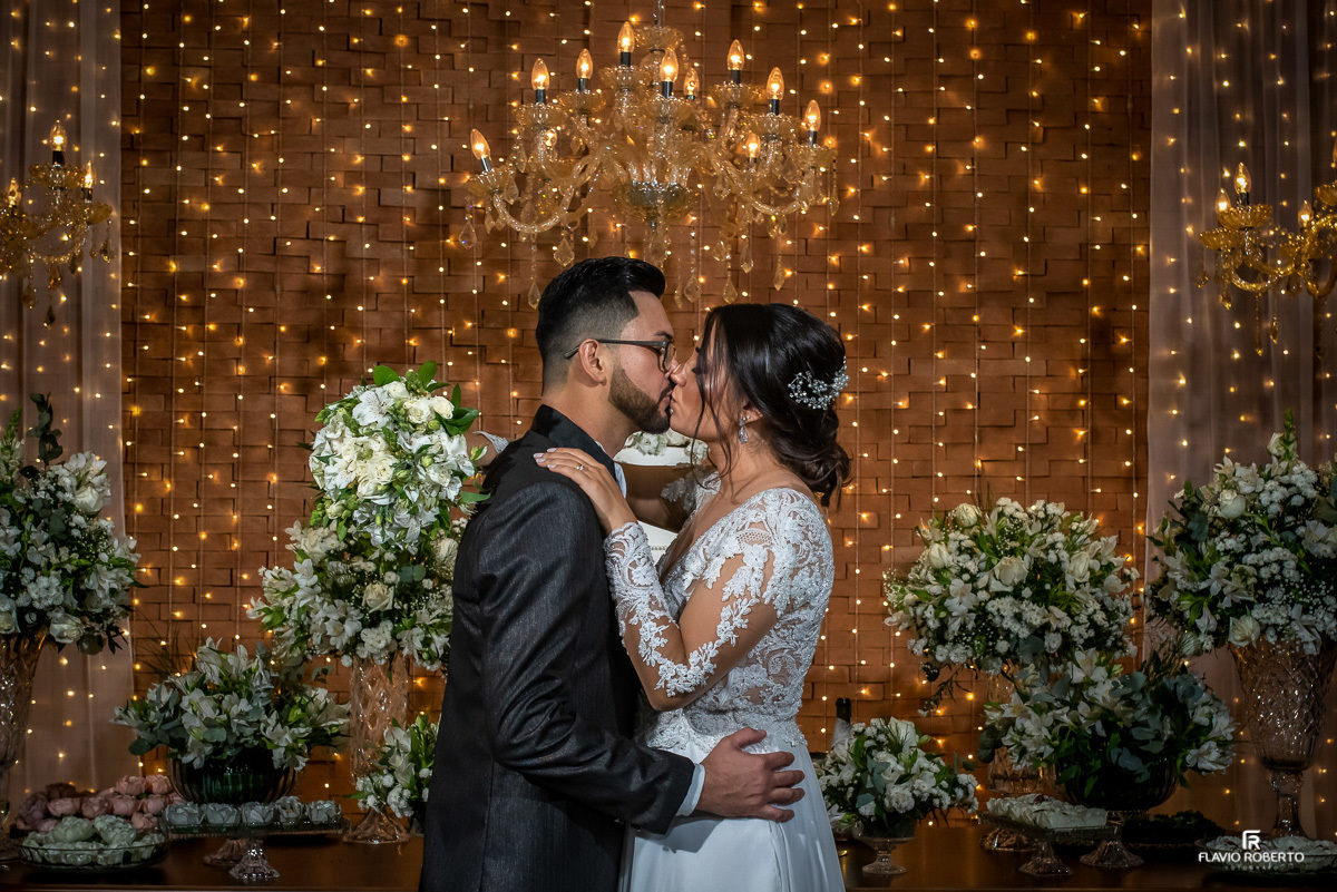 Noivos se beijando durante festa de Casamento na Hípica Cachoeira Paulista-SP