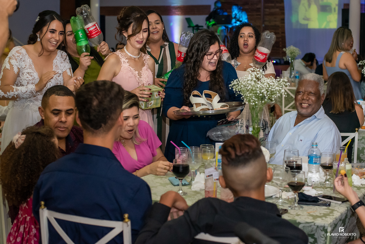 Noiva passando o sapatinho com as madrinhas no meio dos convidados durante Casamento na Hípica Cachoeira Paulista-SP