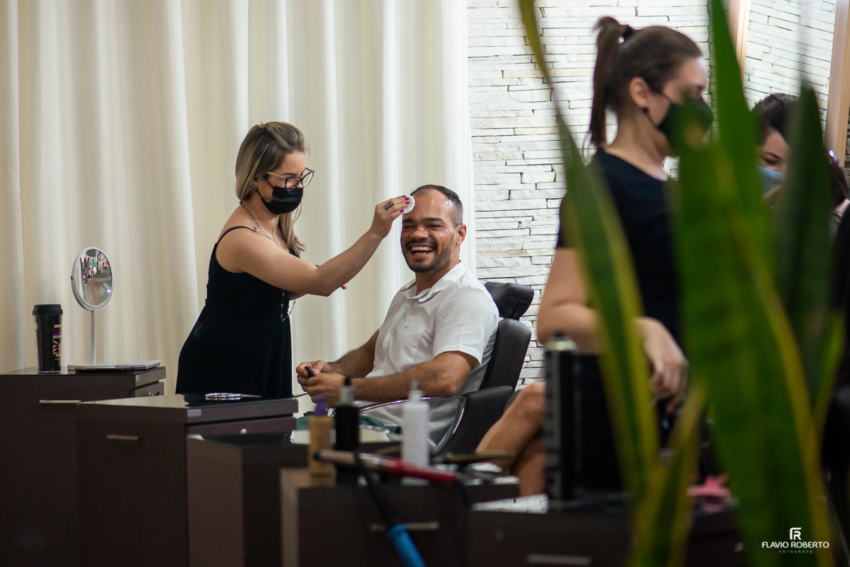 Noivo se maquiando no Ateliê Valéria Vendrasco para Casamento em Guaratinguetá-SP