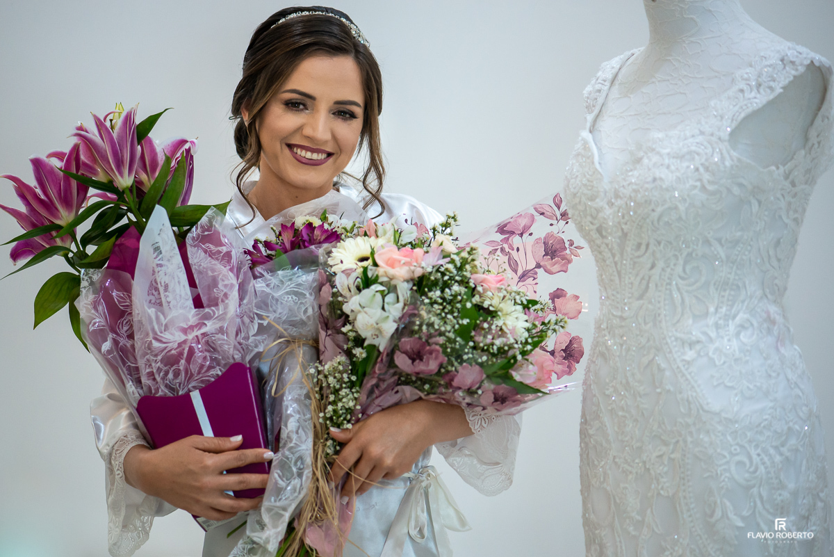 Noiva segurando vários buquês de flores no Ateliê Valéria Vendrasco para Casamento em Guaratinguetá-SP