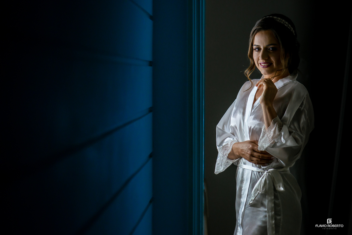 Noiva se arrumando no Ateliê Valéria Vendrasco para Casamento em Guaratinguetá-SP