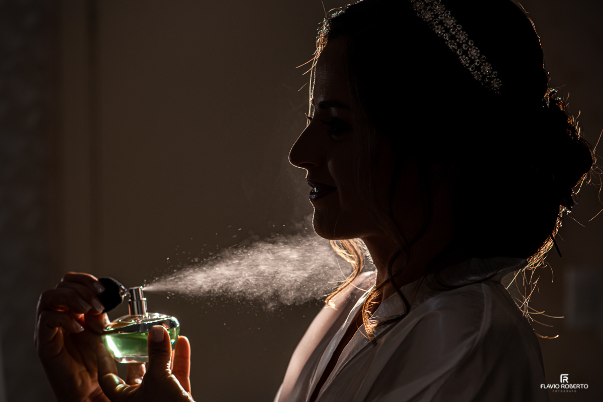 Noiva jogando perfume durante making off no Ateliê Valéria Vendrasco para Casamento em Guaratinguetá-SP