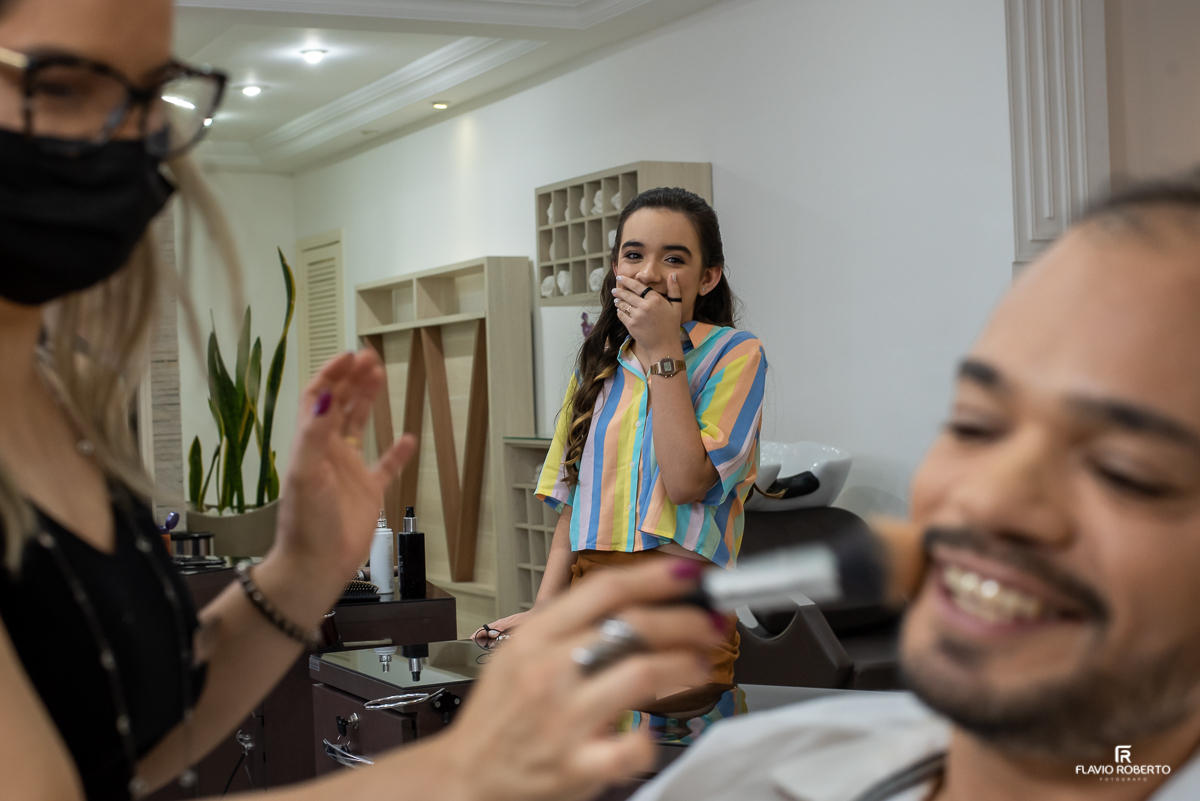 Noivo se maquiando no Ateliê Valéria Vendrasco para Casamento em Guaratinguetá-SP