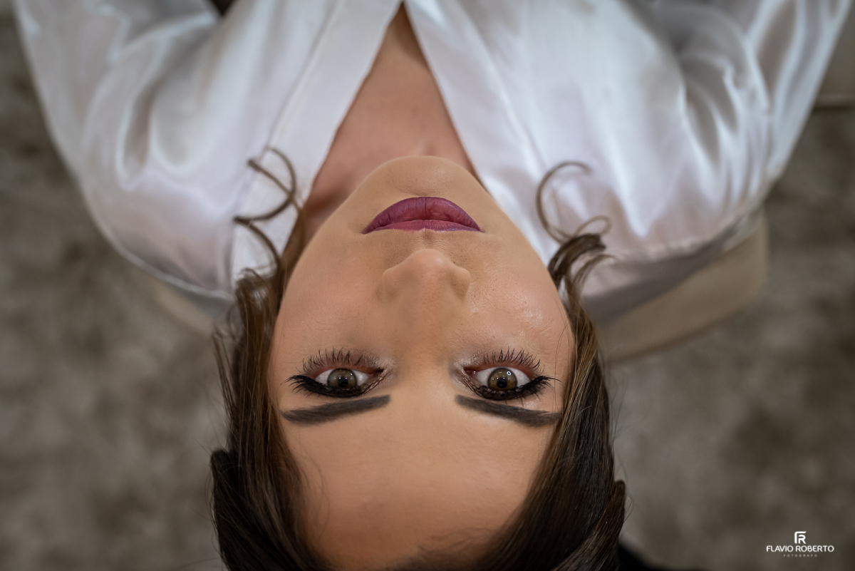 Noiva se maquiando no Ateliê Valéria Vendrasco para Casamento em Guaratinguetá-SP