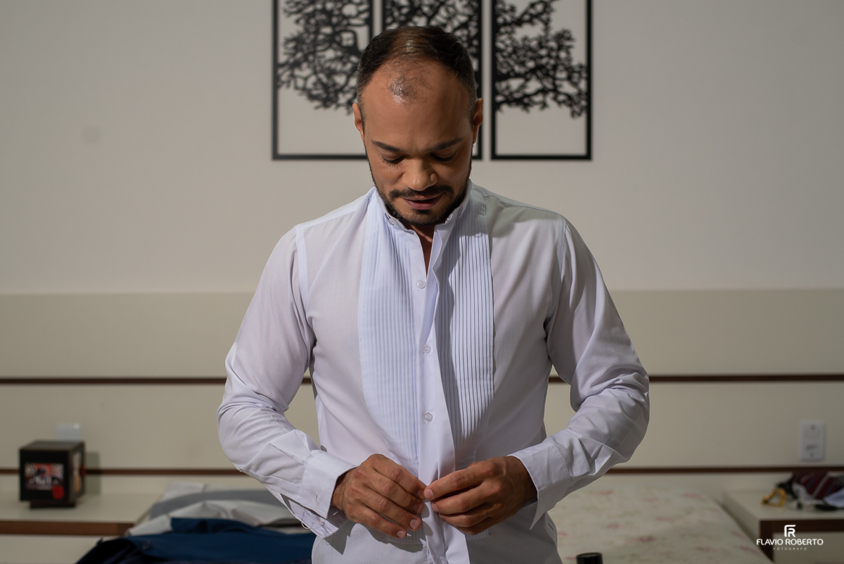 Noivo se arrumando na sua casa para Casamento em Roseira