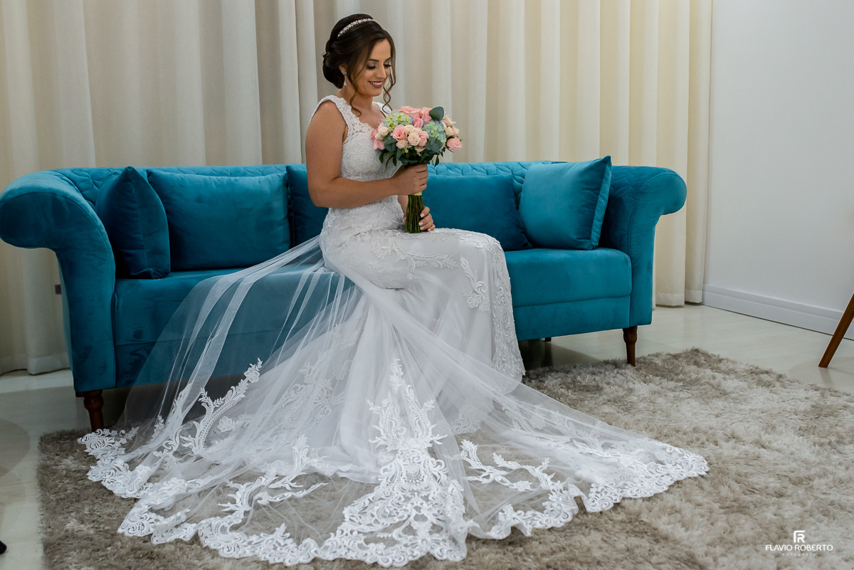 Noiva sentada no Ateliê Valéria Vendrasco para Casamento em Guaratinguetá-SP