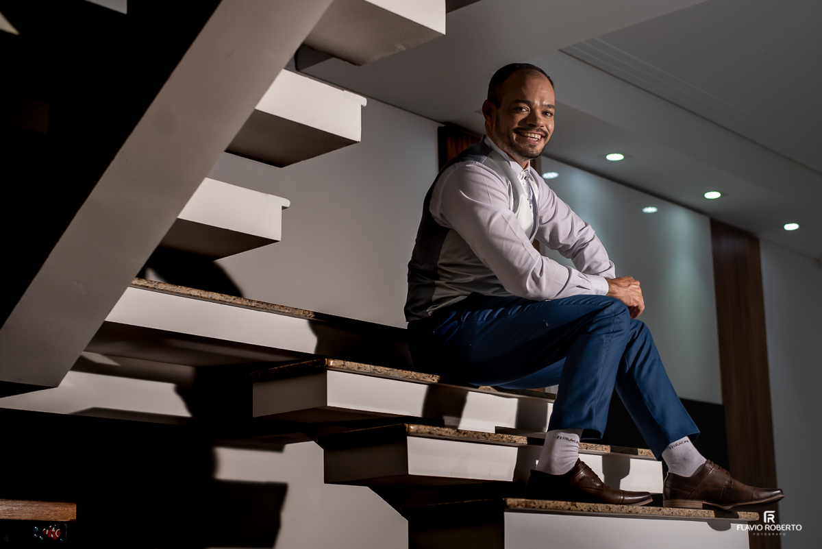 Noivo sentado na sua casa para Casamento em Roseira