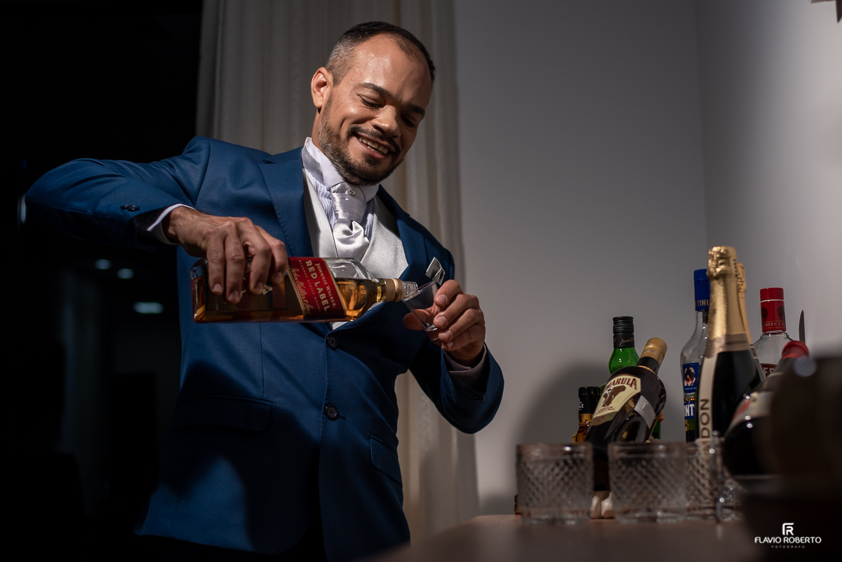 Noivo se arrumando na sua casa para Casamento em Roseira