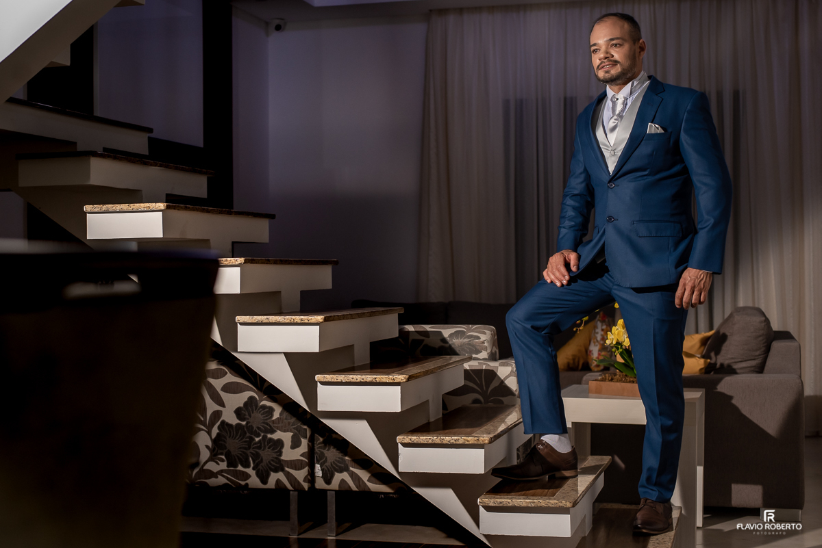 Noivo na escada da sua casa pronto para Casamento em Roseira