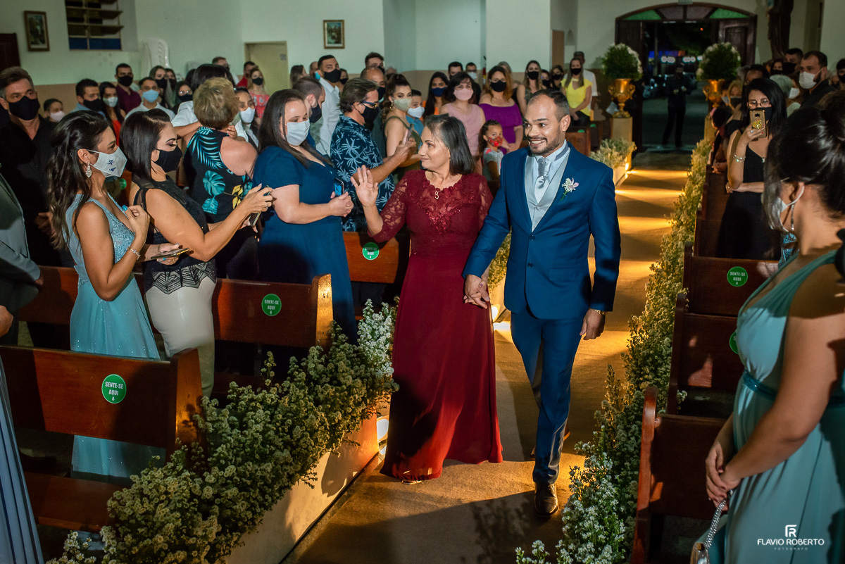 Entrada do Noivo em Casamento na Paróquia Santana em Roseira