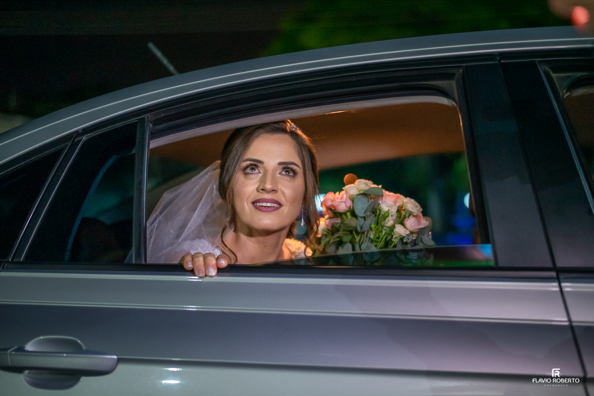 Noiva chegando de carro para Casamento na Paróquia Santana em Roseira