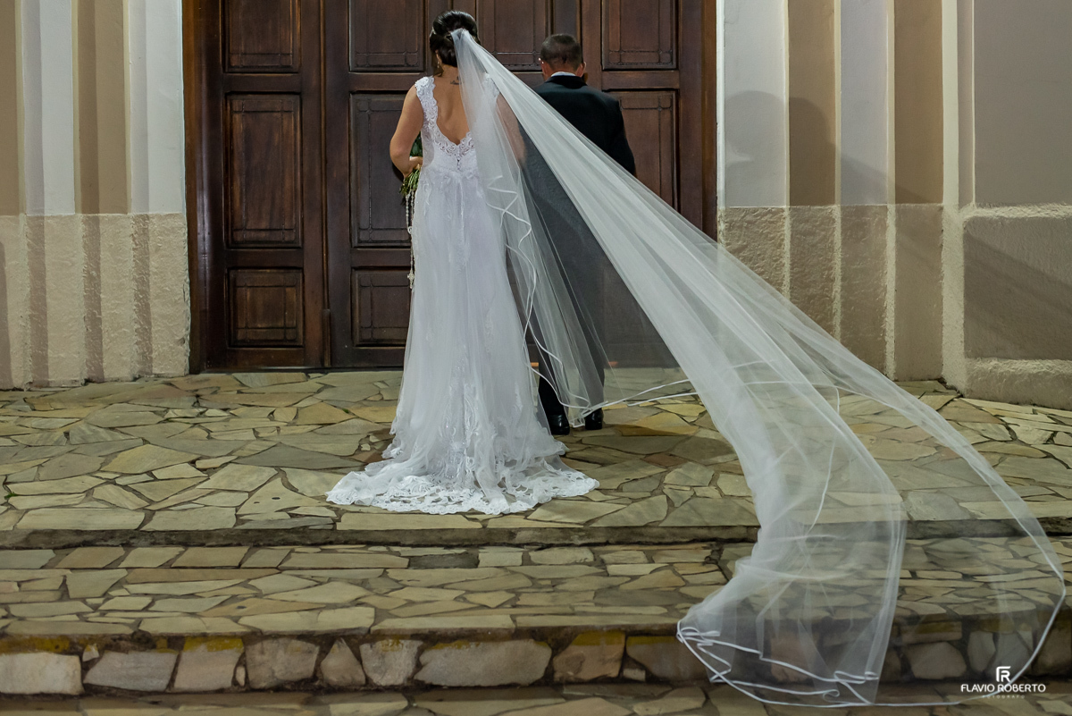 Noiva na porta da Igreja se preparando para entrar no seu Casamento na Paróquia Santana em Roseira