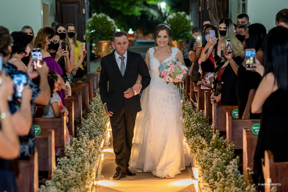 Noiva entrando com seu pai no Casamento na Paróquia Santana em Roseira