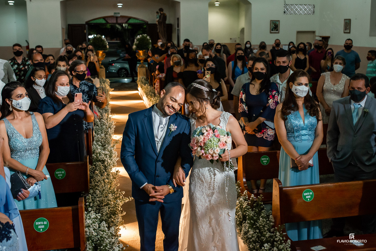 Noivos abraçado se olhando durante Casamento na Paróquia Santana em Roseira