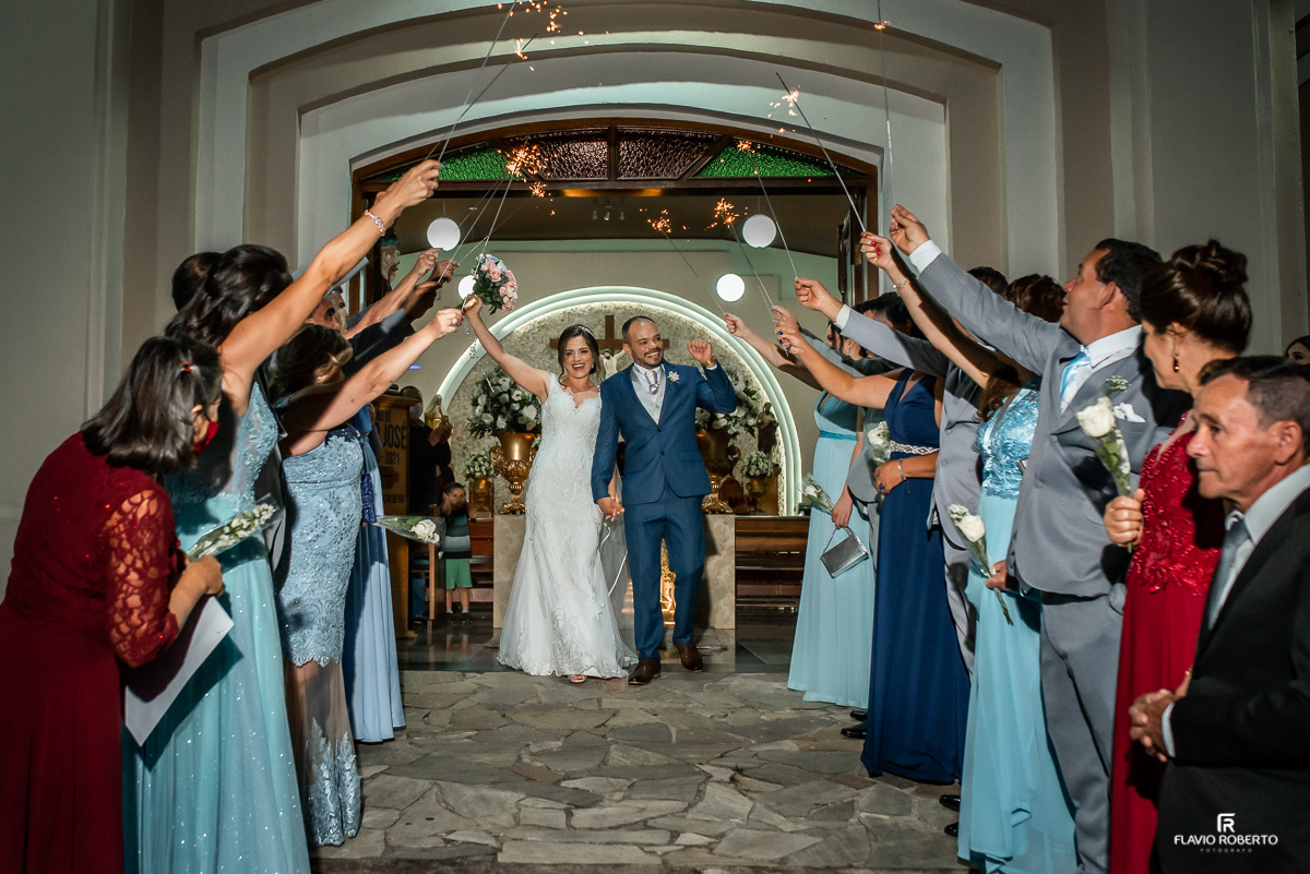 Esposos saindo da Igreja entre os padrinhos durante Casamento na Paróquia Santana em Roseira