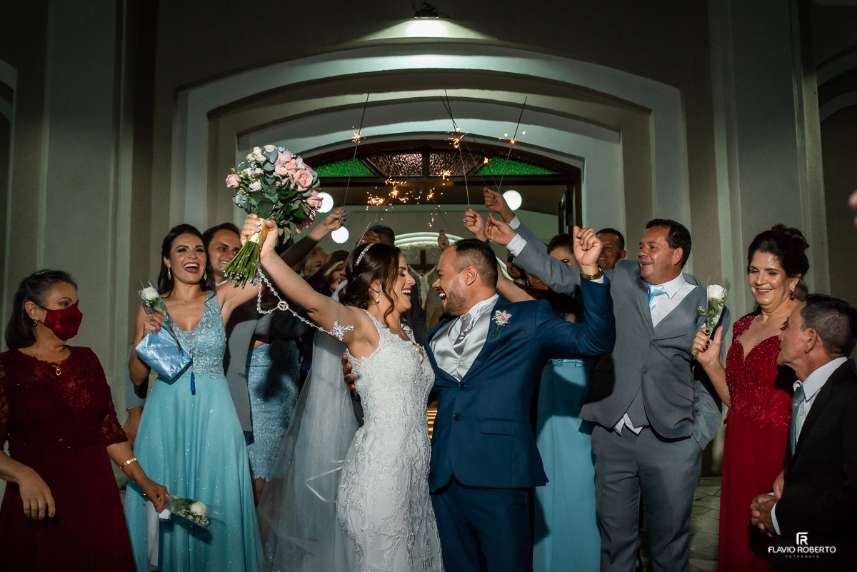 Esposos saindo da Igreja entre os padrinhos durante Casamento na Paróquia Santana em Roseira