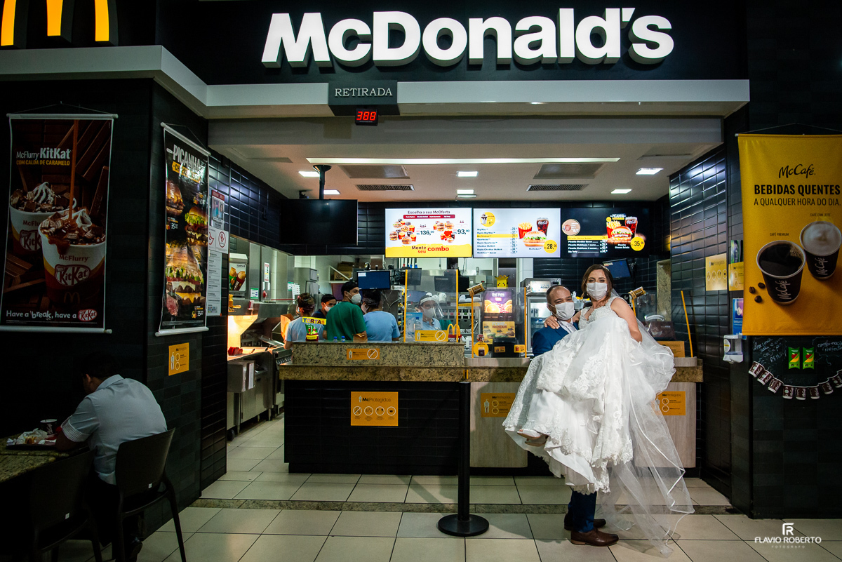 Noivos comprando um hambúrguer no McDonalds  em casamento em Roseira -SP