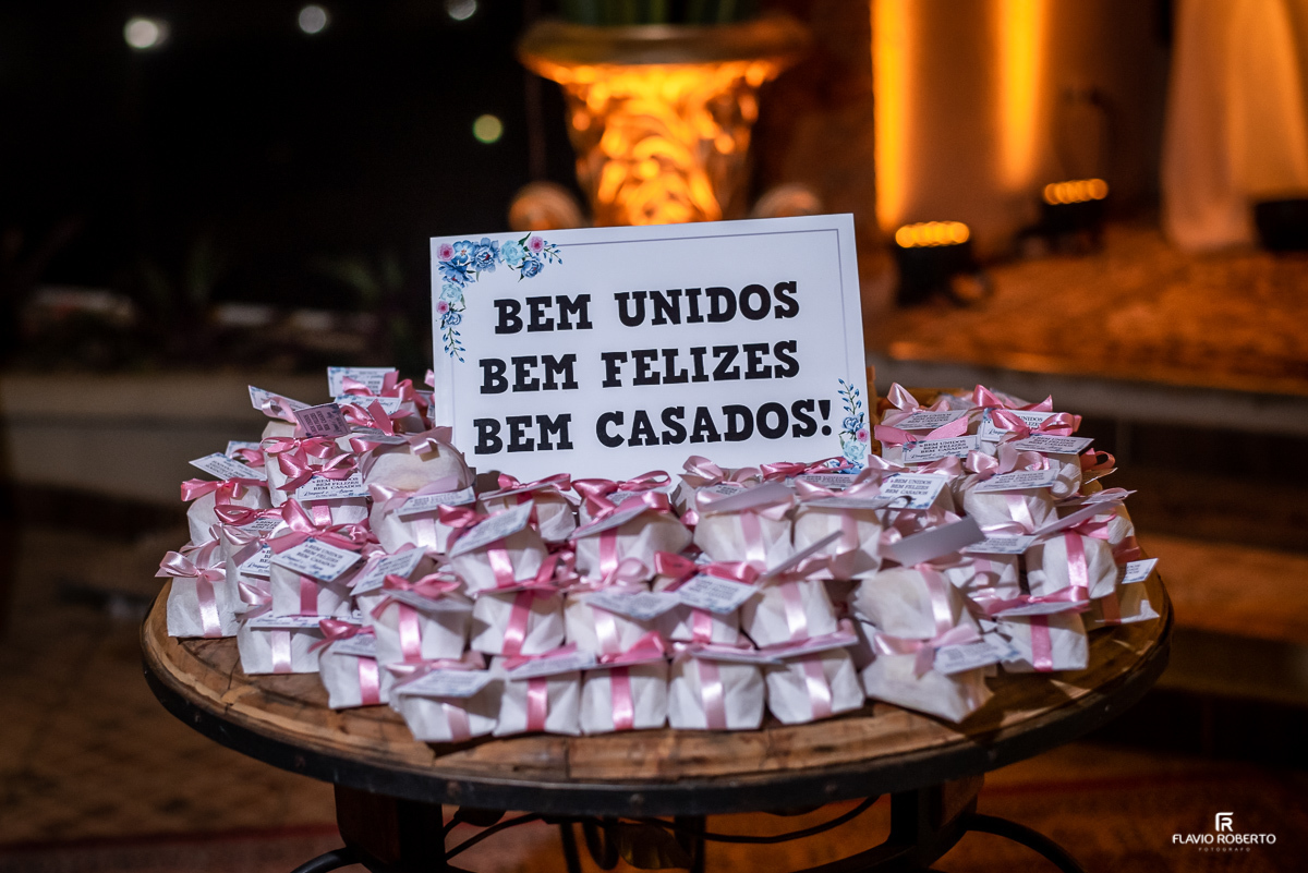 Bem casados com mensagem dos noivos durante Casamento no Espaço Vip de Guaratinguetá -SP