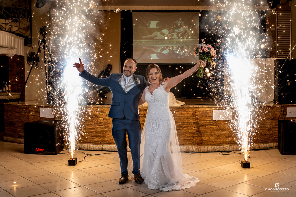Noivos entrando no salão durante Casamento no Espaço Vip de Guaratinguetá -SP