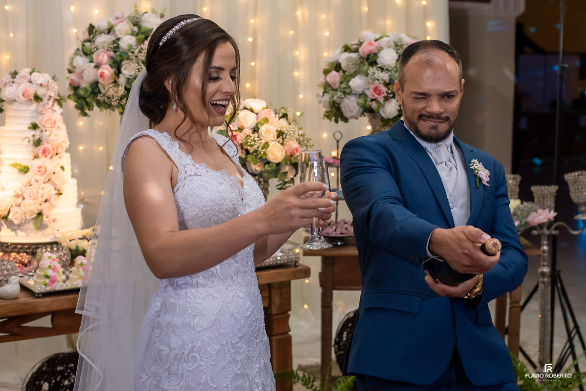 casal estourando a Champagne durante Casamento no Espaço Vip de Guaratinguetá -SP