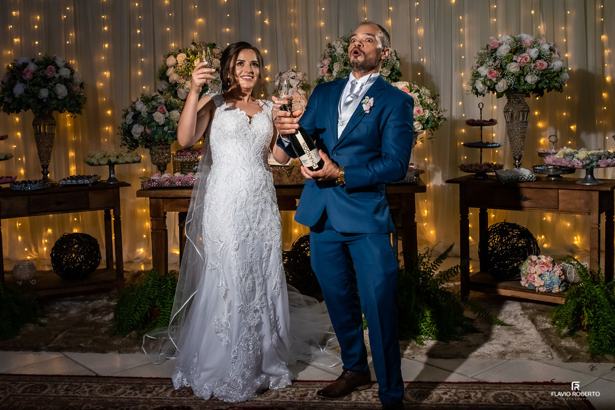 casal estourando a Champagne durante Casamento no Espaço Vip de Guaratinguetá -SP