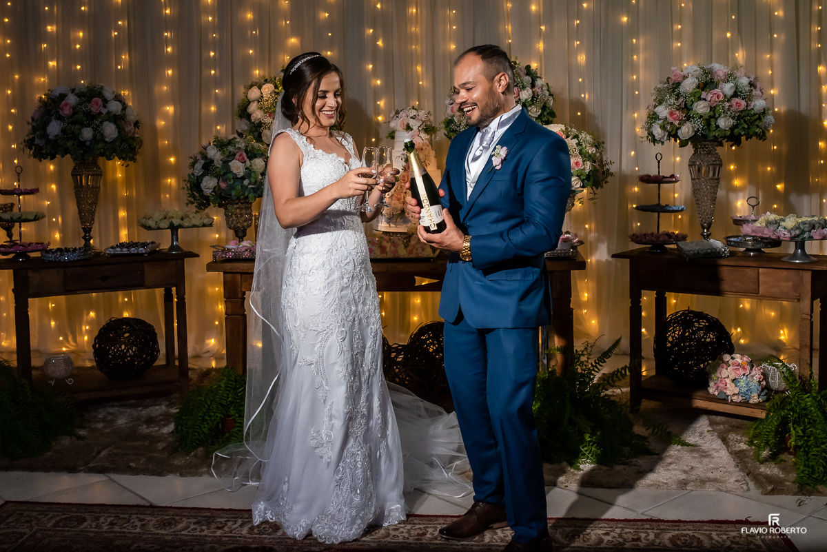 casal estourando a Champagne durante Casamento no Espaço Vip de Guaratinguetá -SP