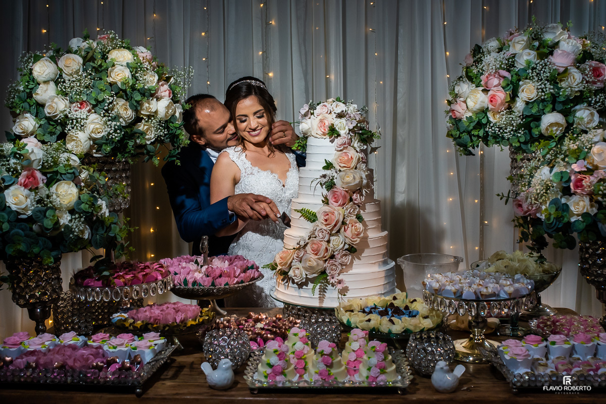 casal cortando o bolo durante Casamento no Espaço Vip de Guaratinguetá -SP