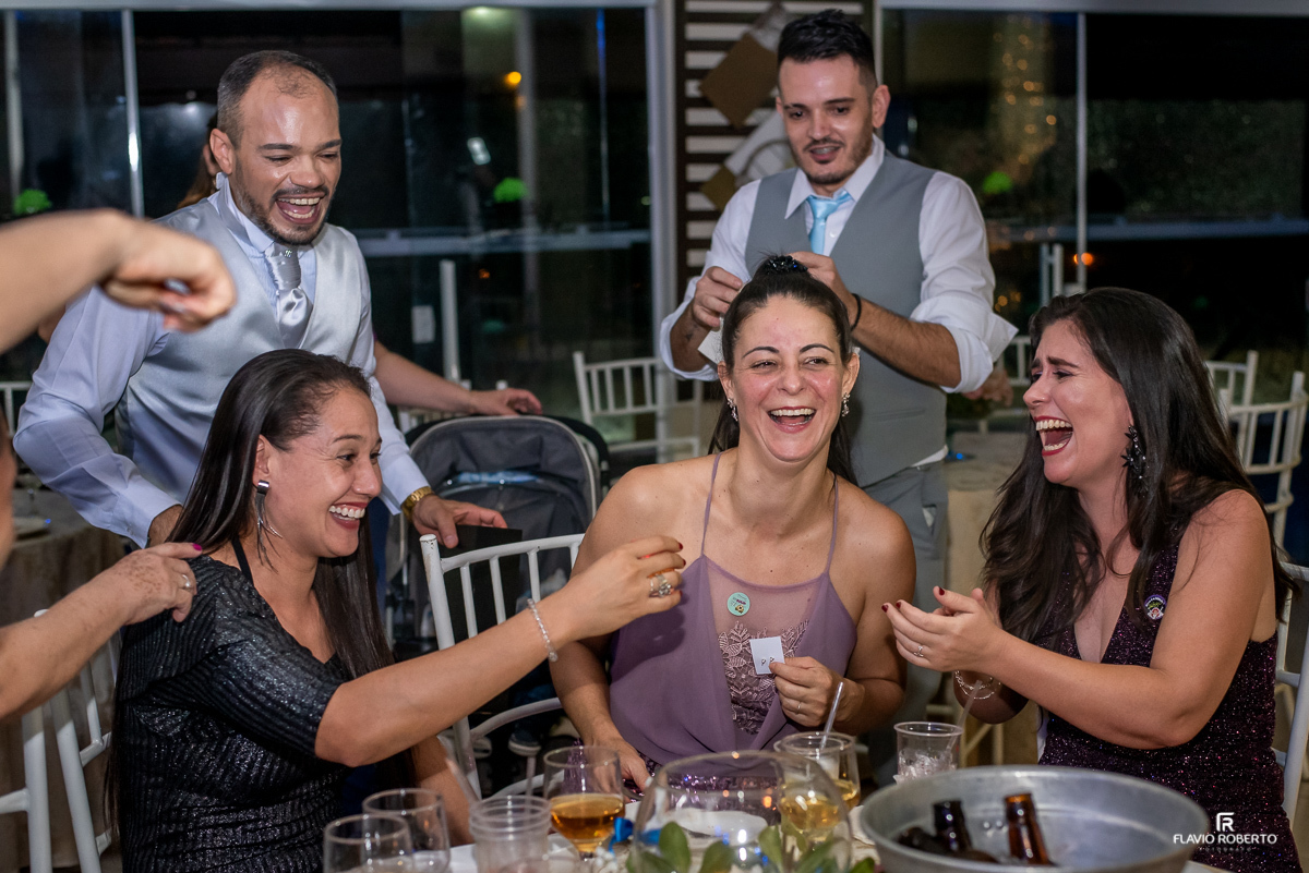 Noivos passando a gravata e o sapatinho entre os convidados durante casamento no espaço vip de Guaratingueta-sp
