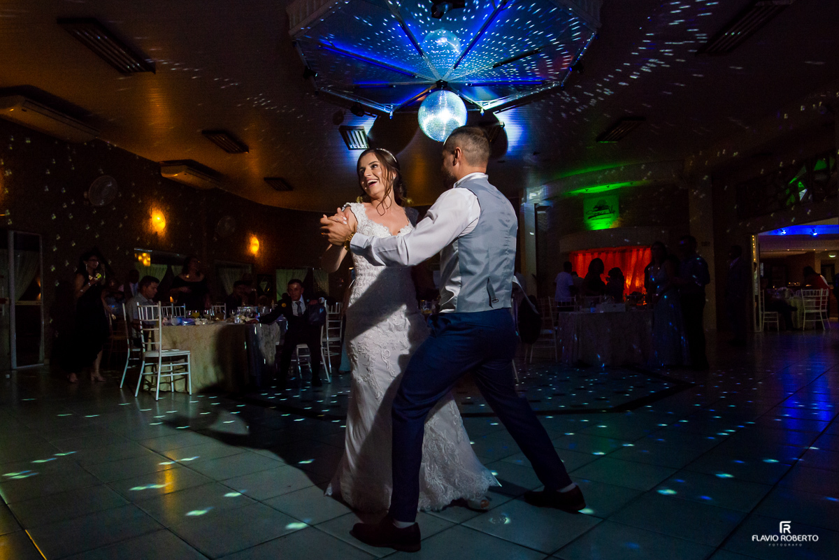 Noivos dançando durante Casamento no Espaço Vip de Guaratinguetá -SP