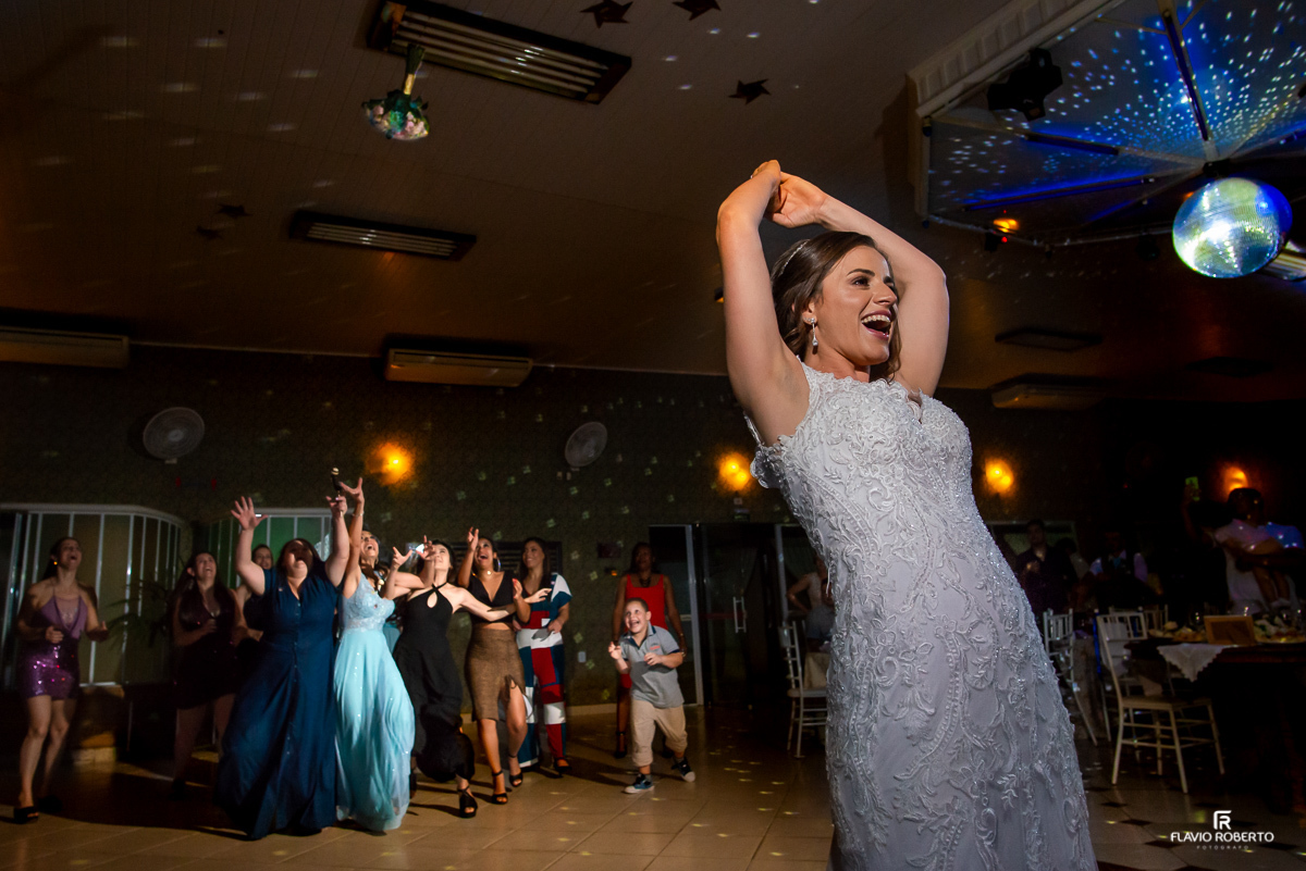 Noiva jogando o buquê durante Casamento no Espaço Vip de Guaratinguetá -SP