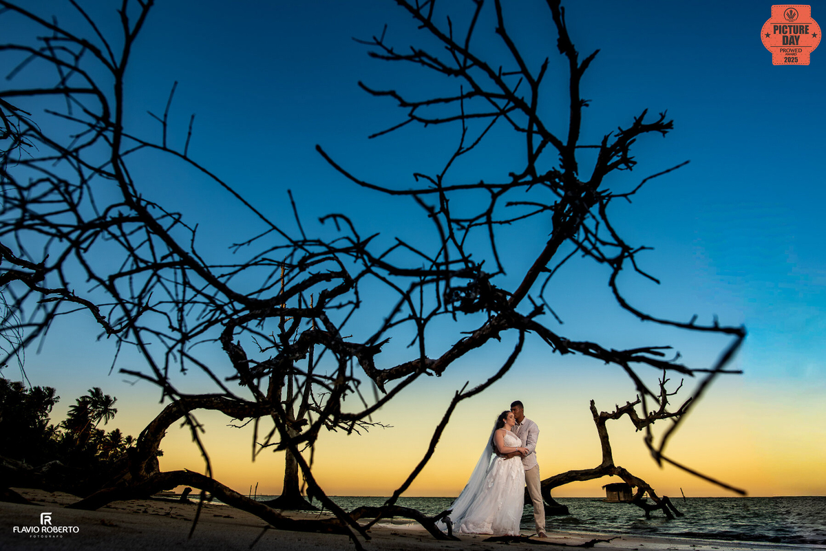 Casal em fotografia premiada pela ProWed Awards em Morro de São Paulo
