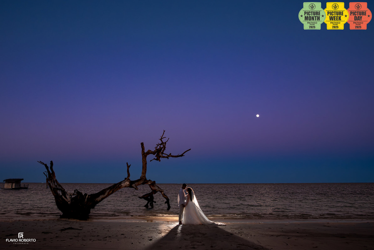 Noivos sob a lua em fotografia premiada de casamento na Bahia
