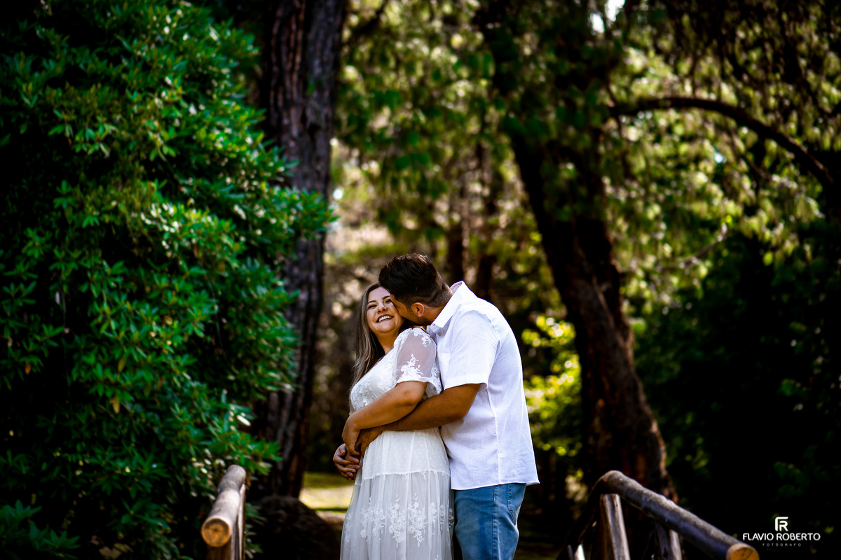 Noivo abraçando sua noiva no Parque Estadual de Campos do Jordão durante seu Ensaio Pre Wedding no Horto Florestal