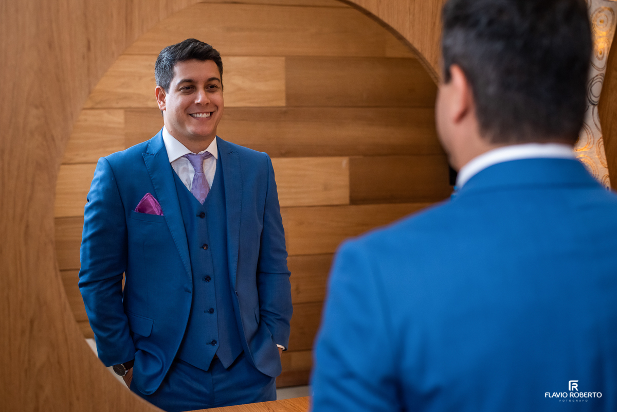 Noivo se olhando no espelho antes do casamento no Recanto do Bosque em Guaratinguetá 