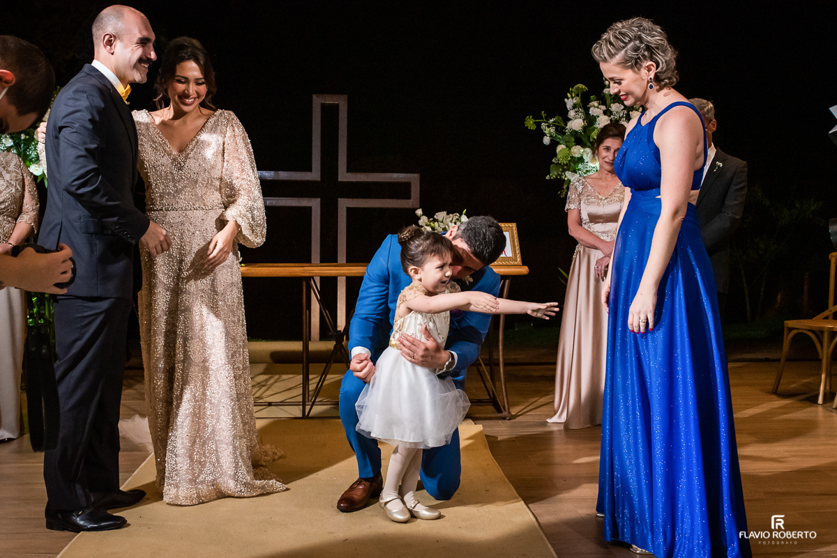 Noivos cumprimentando seus padrinhos após Cerimônia de Casamento no Recanto do Bosque de Guaratinguetá