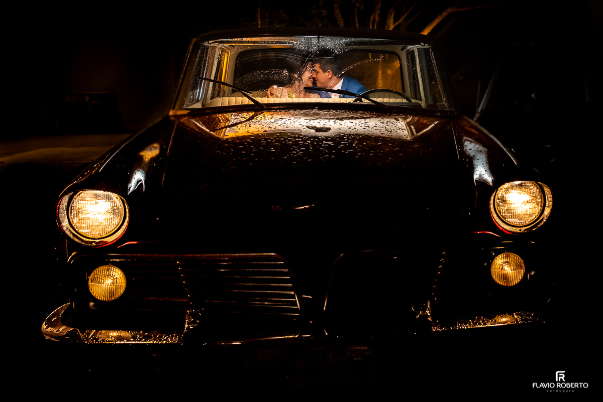 Noivos se beijando dentro do carro em Casamento realizado no Recanto do Bosque de Guaratinguetá/SP
