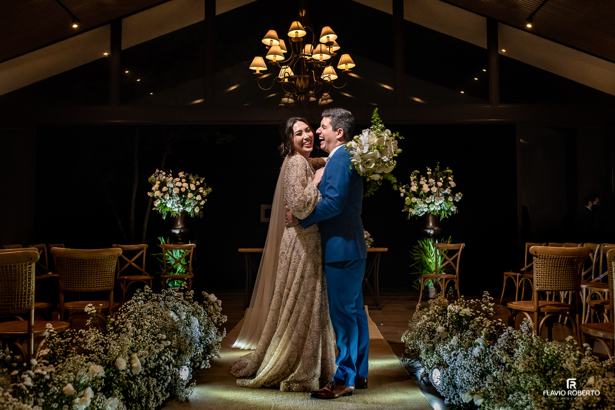 Noivos abraçados na Capela em Casamento realizado no Recanto do Bosque de Guaratinguetá/SP