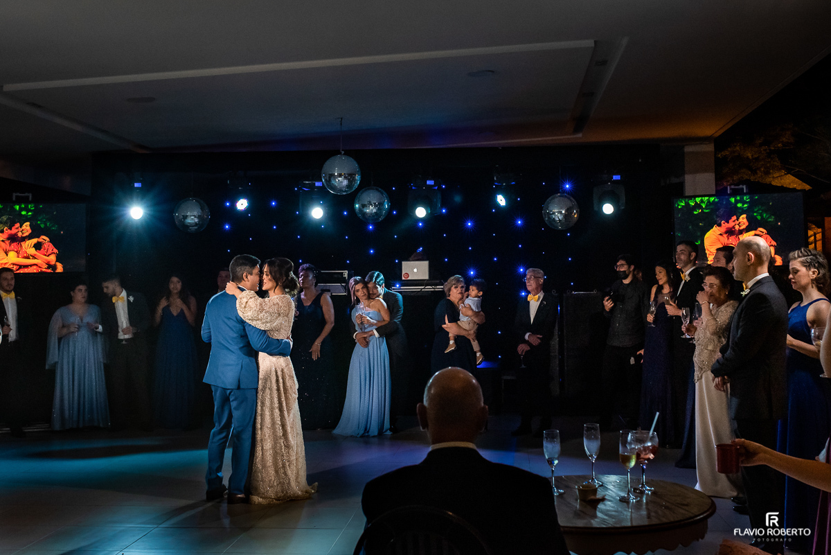 Primeira dança do casal em Casamento realizado no Recanto do Bosque de Guaratinguetá/SP