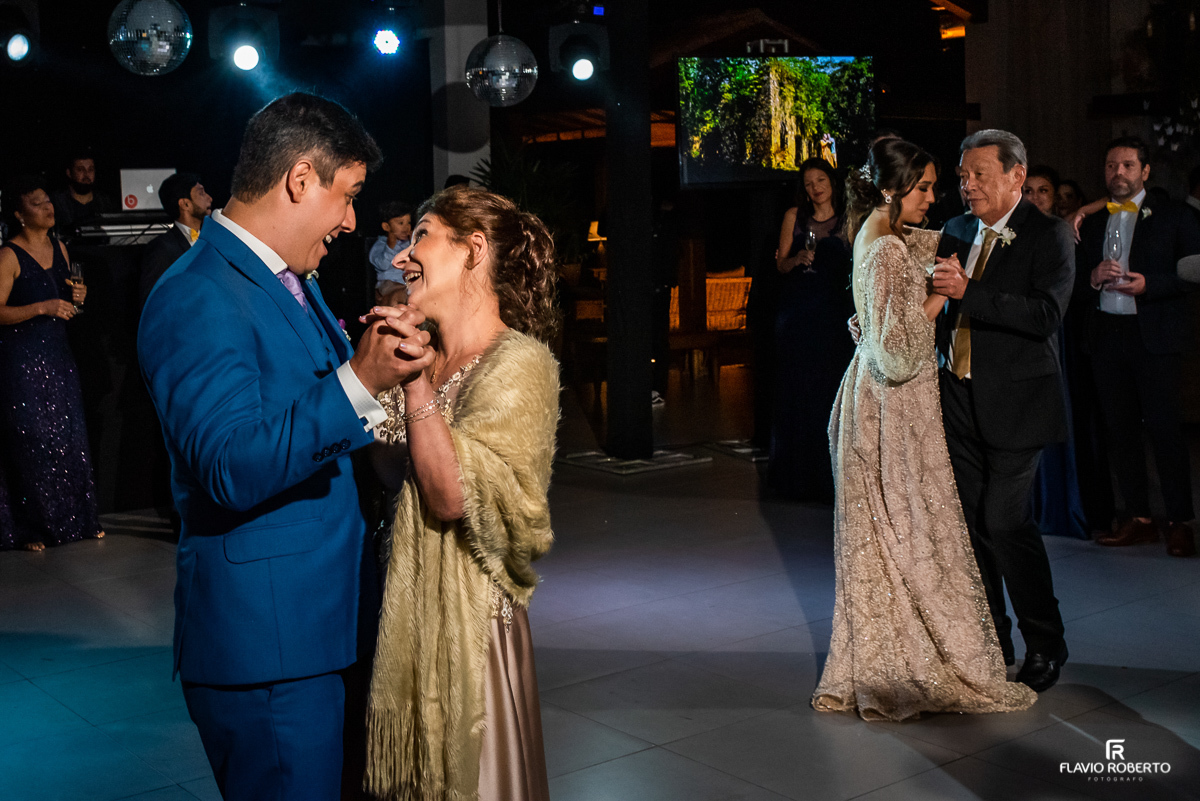 Noivos dançando com seus pais em Casamento realizado no Recanto do Bosque de Guaratinguetá/SP