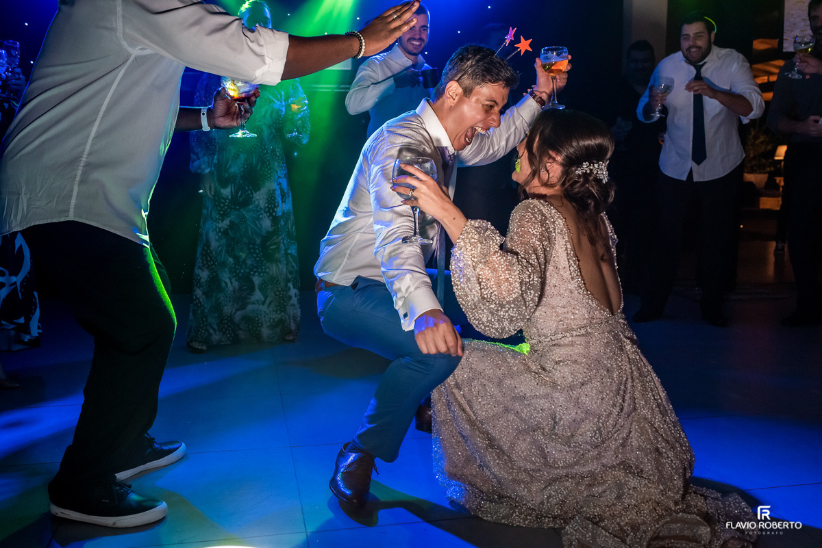 Noivos dançando em Casamento realizado no Recanto do Bosque de Guaratinguetá/SP