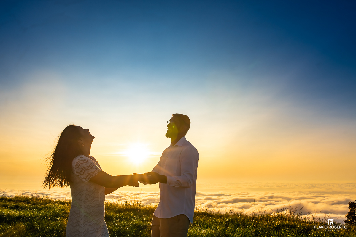 Casal brincando de girar no Pico Agudo, durante nascer do sol em Pre Wedding na cidade de Santo Antônio do Pinhal