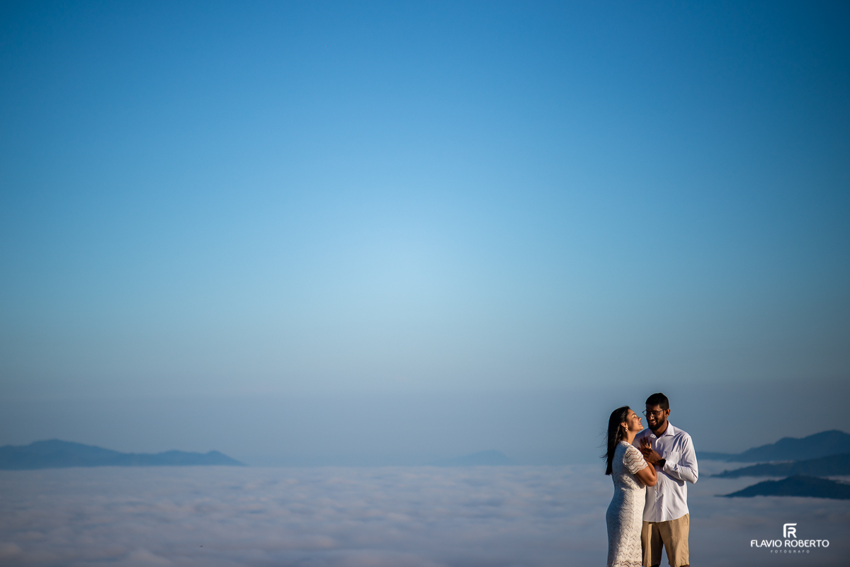 Casal abraçado no Pico Agudo, durante nascer do sol em Pre Wedding na cidade de Santo Antônio do Pinhal