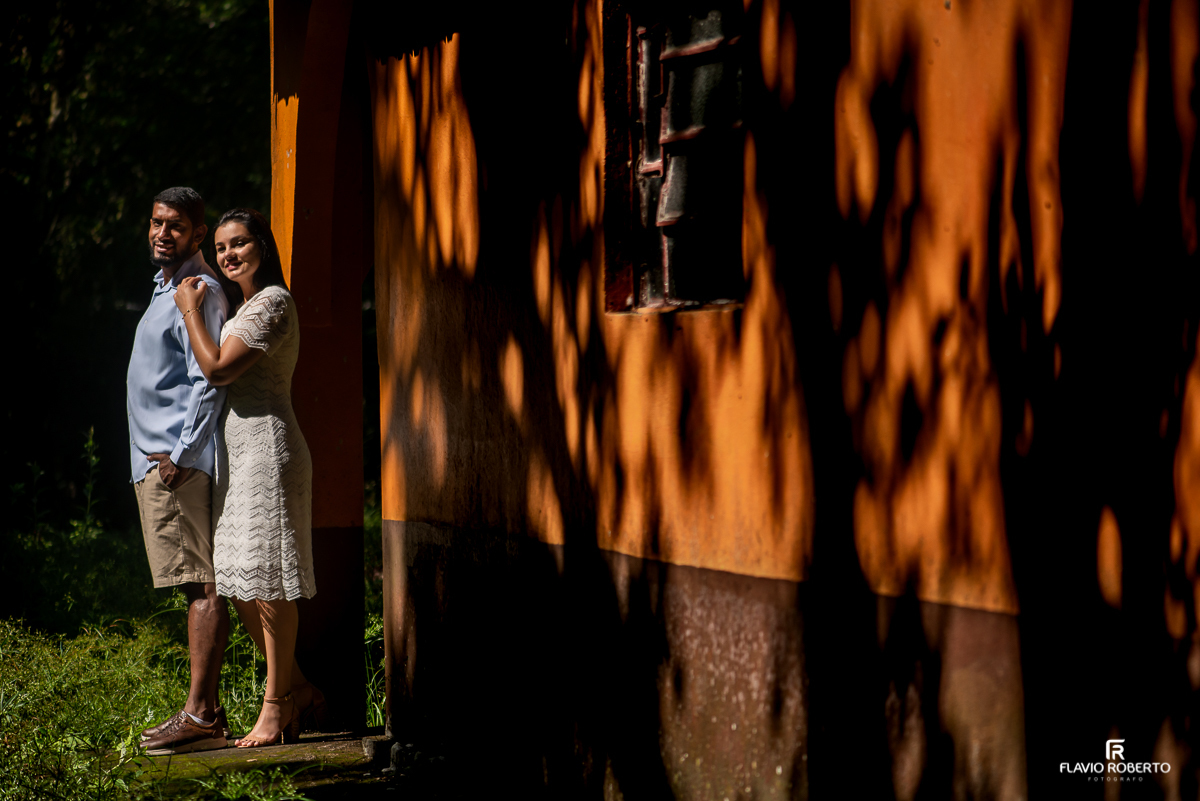 Casal abraçado do lado de uma Capelinha em Sao Bento do Sapucaí durante Ensaio Pre Wedding