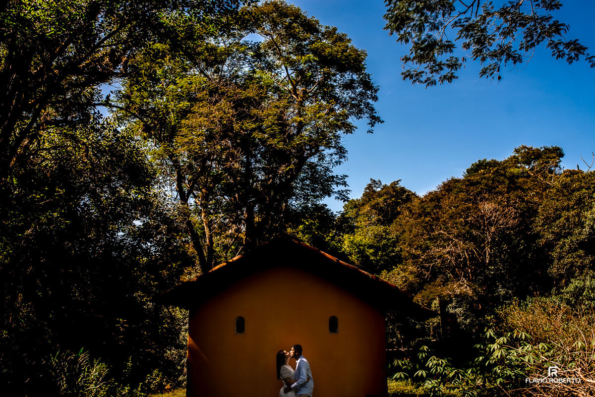 Noivos se beijando em uma Capelinha em Sao Bento do Sapucaí durante Ensaio Pre Wedding