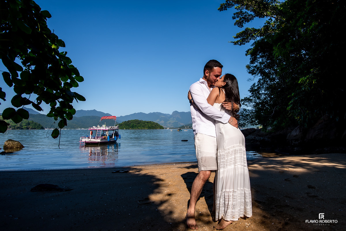 Noivos passeando de barco pela baía de Paraty durante ensaio pre wedding